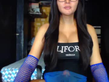 See Hugecumbarbie online Now @ chaturbate.bet